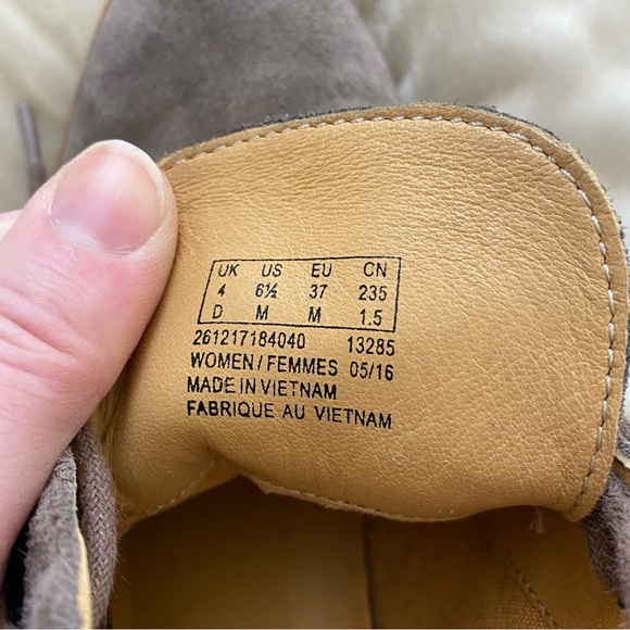 Clark’s Phenia Carnaby taupe gray suede lace up chukka desert low heel boot 6.5 - Picture 7 of 12